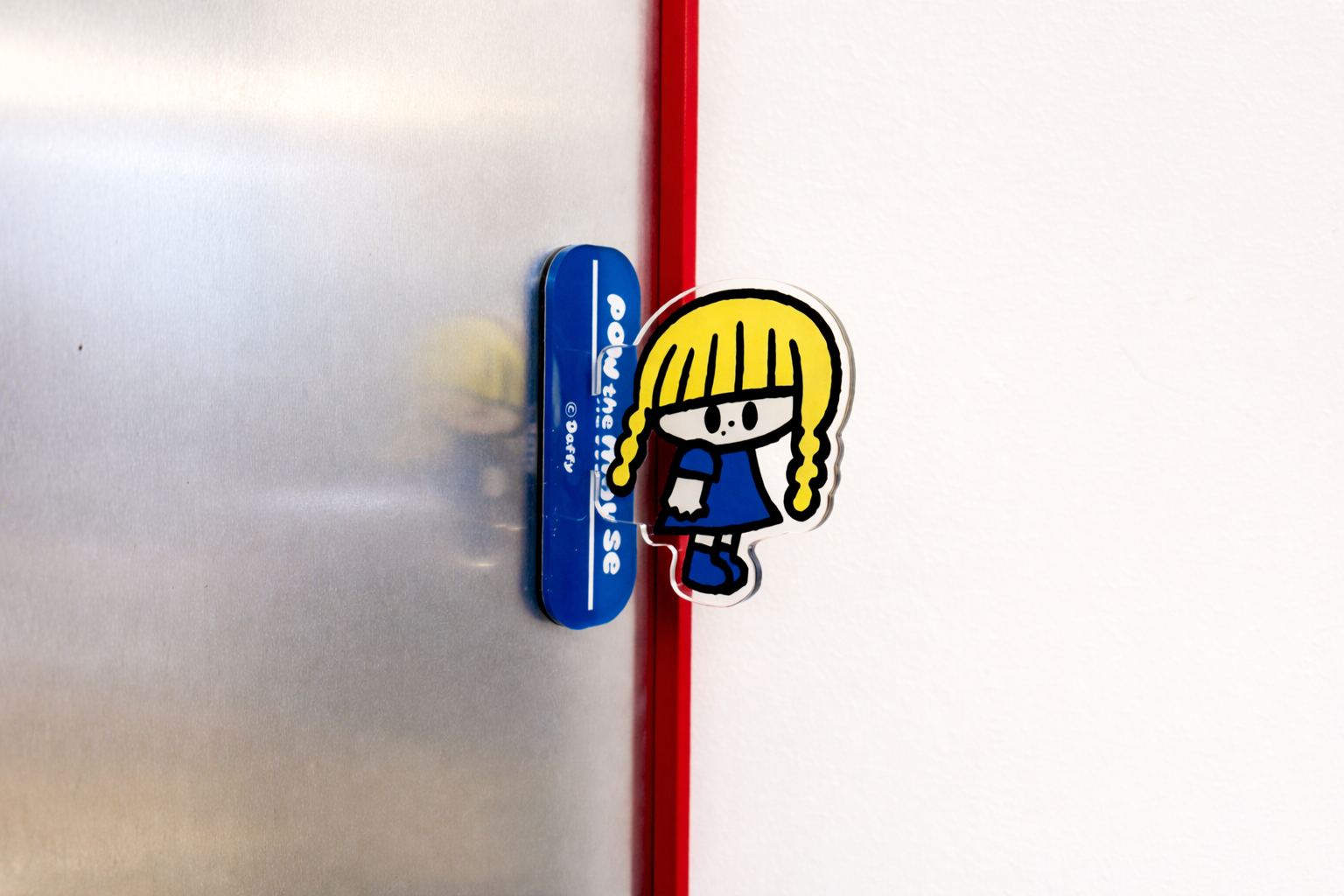 Daffy magnet girl 10cm